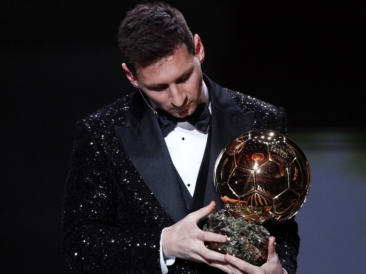 Foto: Messi, con el Balón de Oro 2021. (EFE/EPA/Yoan Valat)