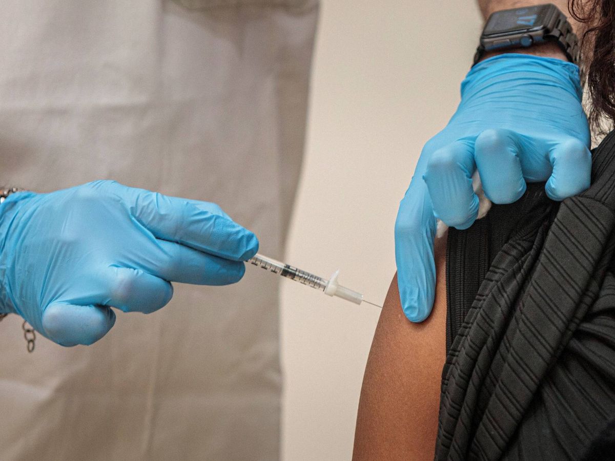 Foto: Un 73 % de las residencias ha completado ambas dosis de la vacunación. (EFE) 
