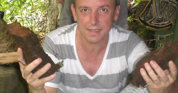 Foto: Alberto José Varela, con una planta de ayahuasca en las manos.