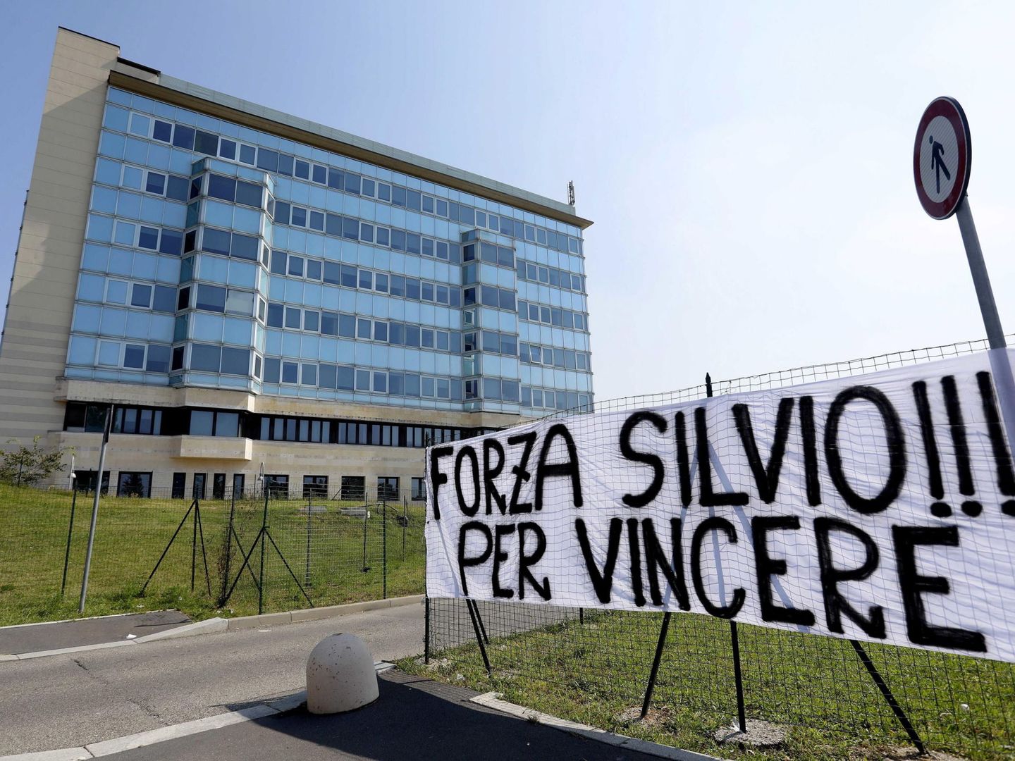 El hospital donde están tratando a Berlusconi. (EFE)