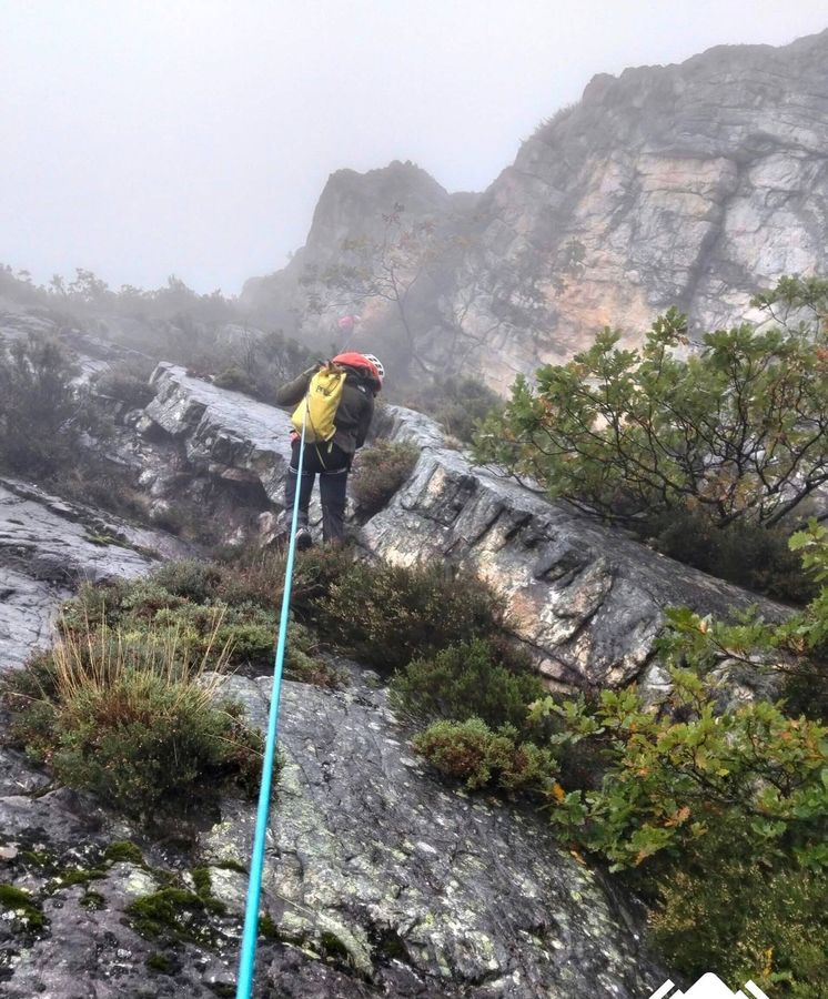Un hombre se desorienta mientras realiza una ruta en Aller y pasa la noche en una cueva