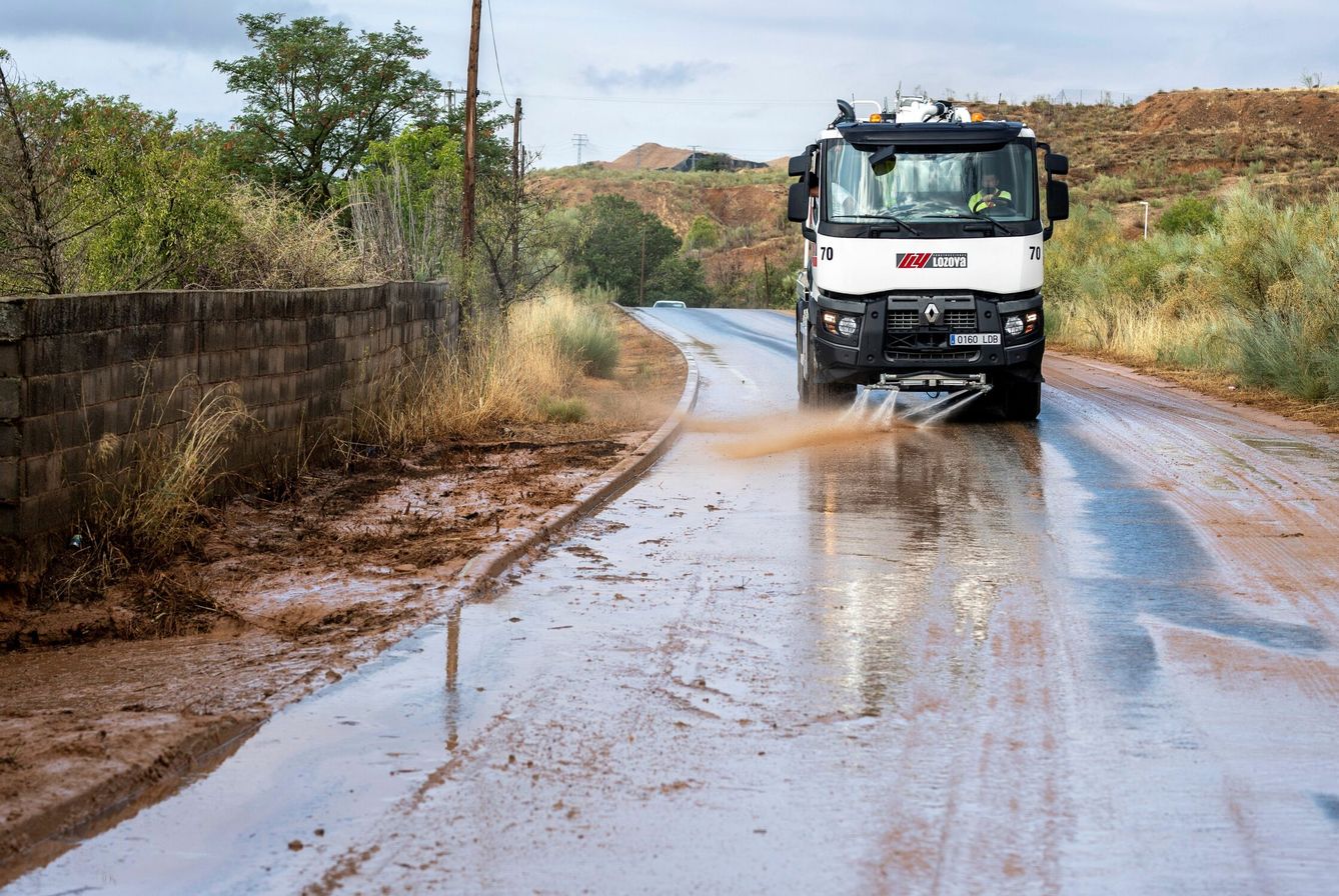 Un camión Ciserna limpia una carretera comarcal en Toledo. (EFE/Ismael Herrero)