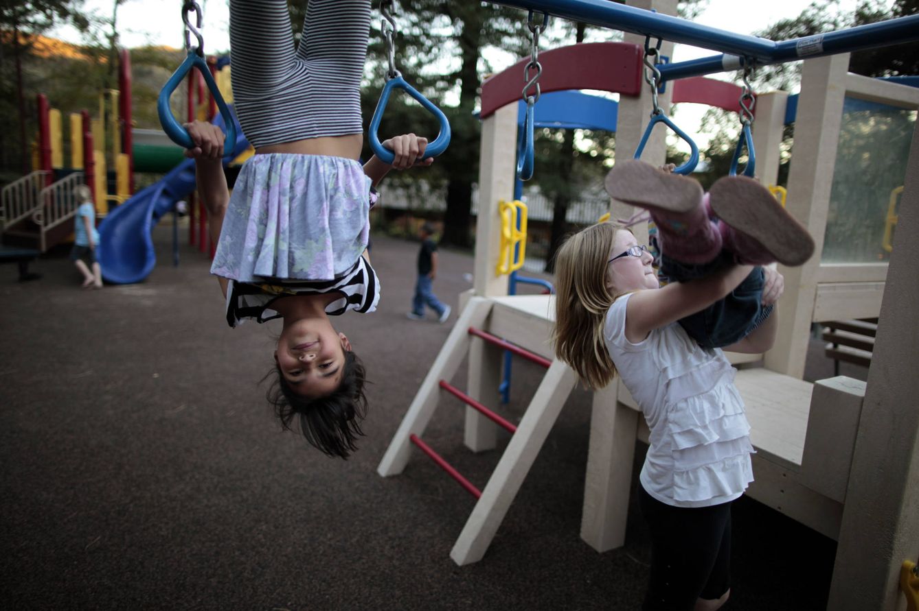 Dos niñas juegan en el Hope Gardens Family Center, para familias sin hogar, en Los Ángeles. (Reuters)