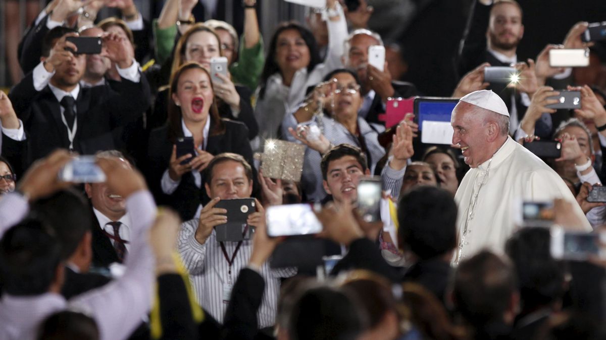 El Papa dice que el zika podría justificar el uso de anticonceptivos
