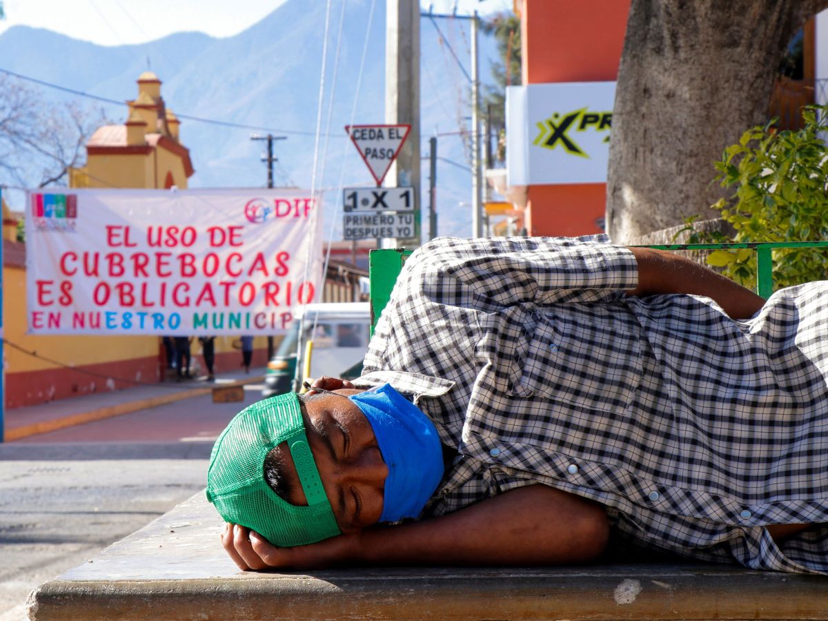 Foto: Un hombre duerme en Tlacolula de Matamoros, México. (Reuters)