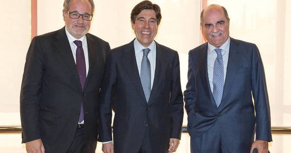 Foto: Manuel Manrique (c) y José Moreno Carretero (i), tras una junta general de accionistas.