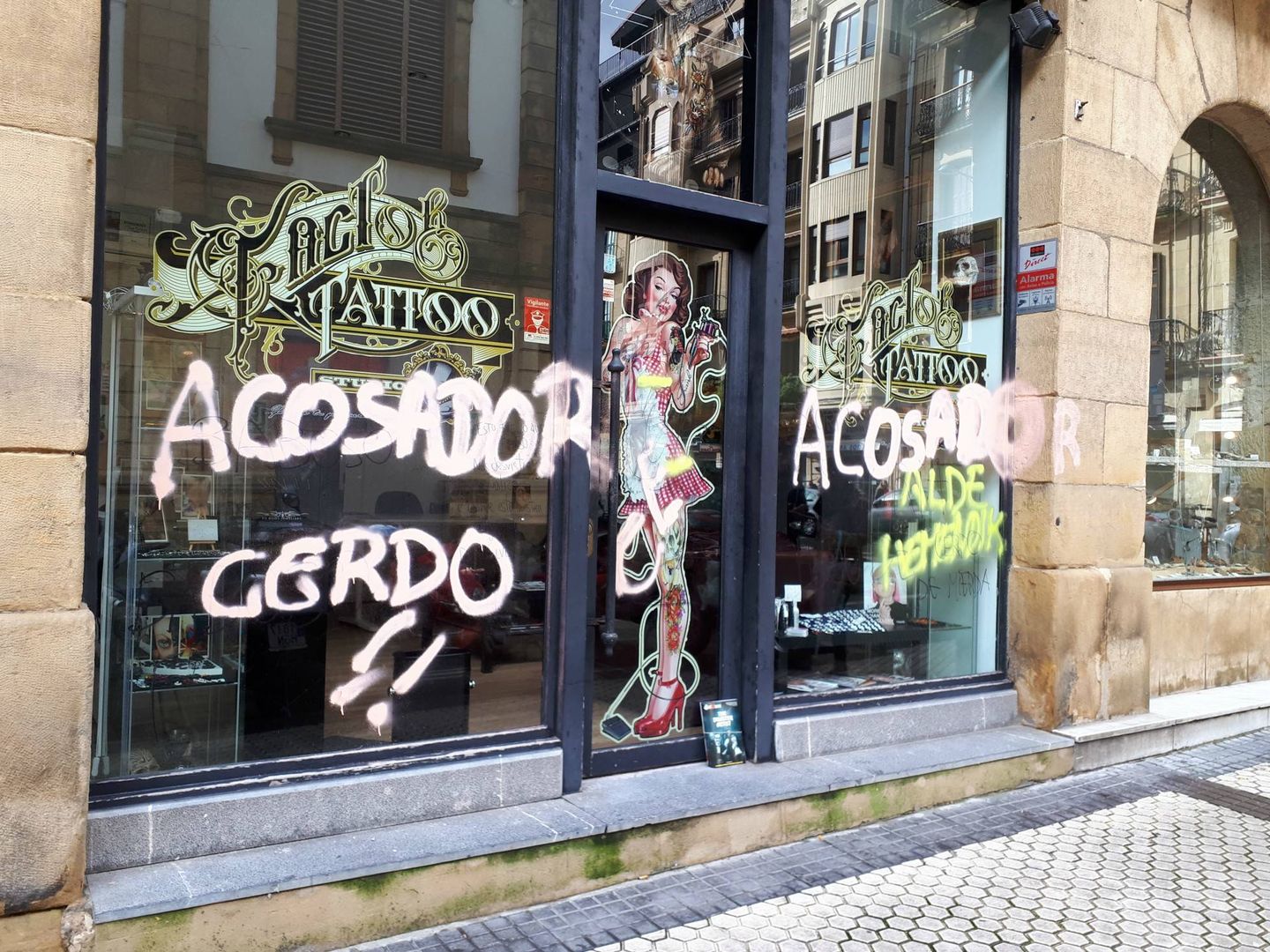 Pintadas aparecidas en el estudio de tatuaje de San Sebastián tras ser denunciado. (EC)  