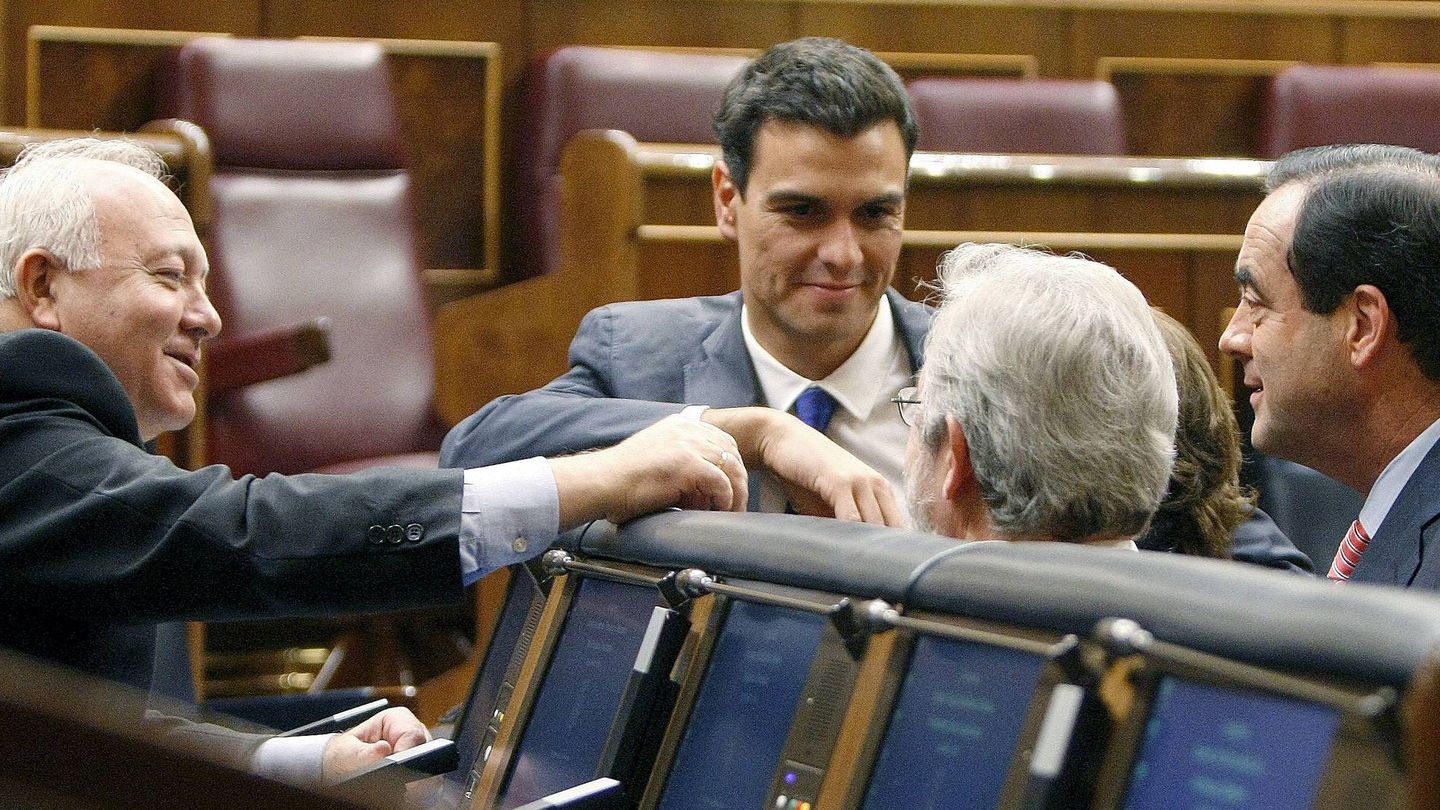 Pedro Sánchez (c), con Moratinos y Bono, en 2009, en el Congreso de los Diputados. (Efe)