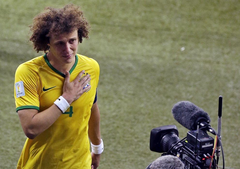 Foto: Un detrozado David Luiz tras la humillante derrota de Brasil (AP)