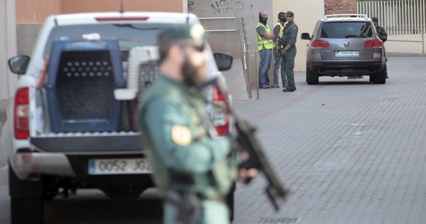 Foto: Guardia civil durante una operación en Cataluña. (EFE)