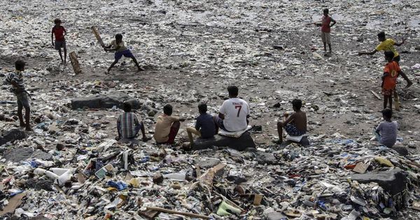 Foto: Los adolescentes juegan entre la basura y buscan compresas usadas
