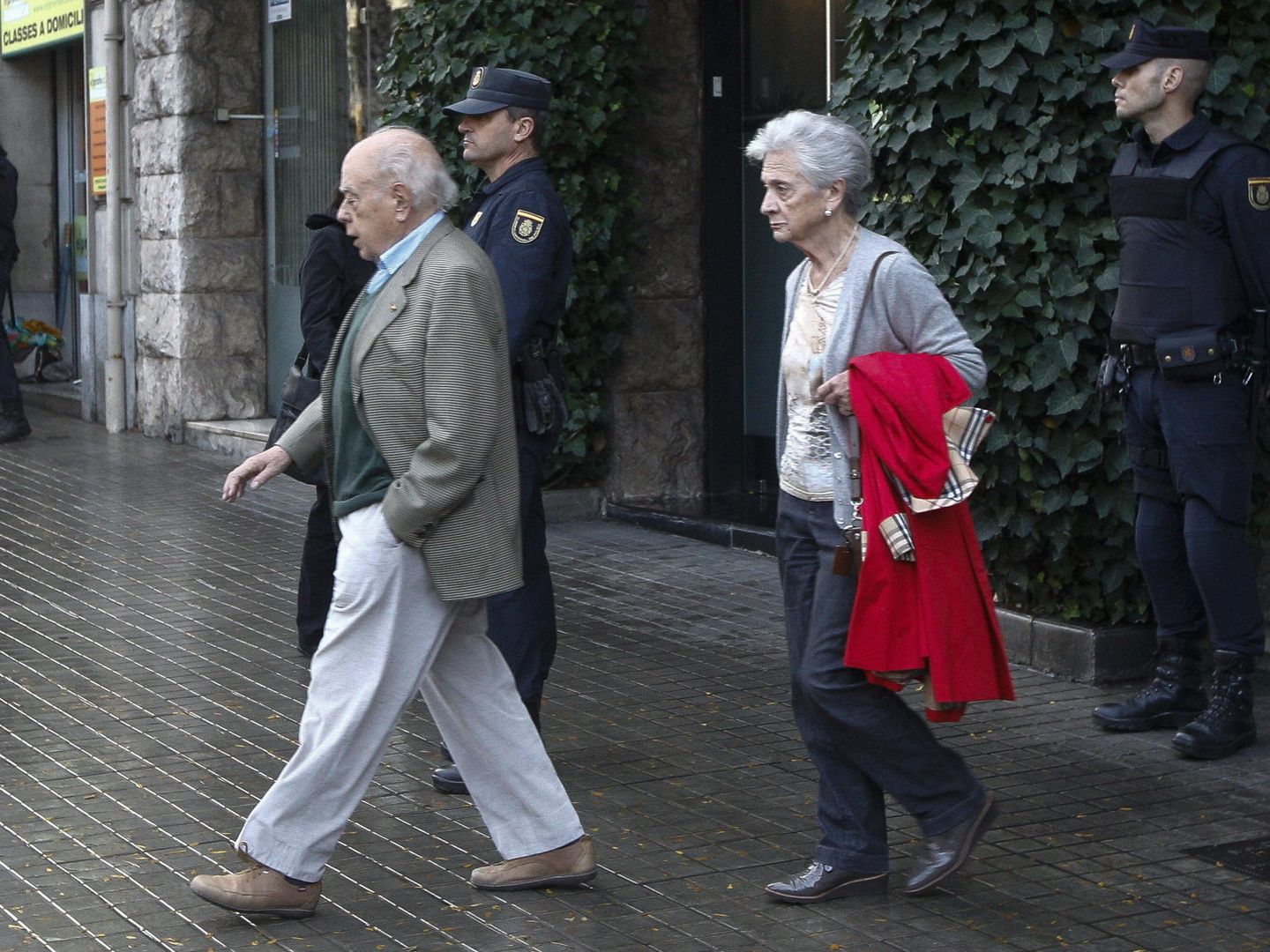 Jordi Pujol y Marta Ferrusola, mientras su domicilio era registrado por la policía, en 2015. (EFE/Quique García)