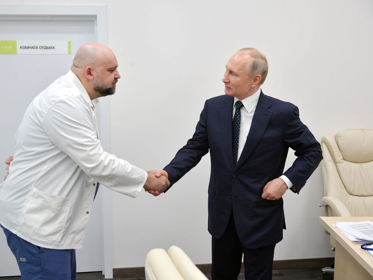 Foto: Putin saluda al doctor Denis Protsenko, que ahora está contagiado. (Reuters)