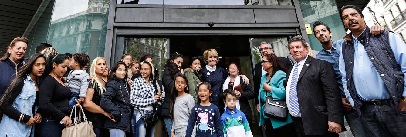 Foto: Esperanza posa junto a un grupo de gitanos en la puerta de la sede del PP en Génova. (Foto: PP)