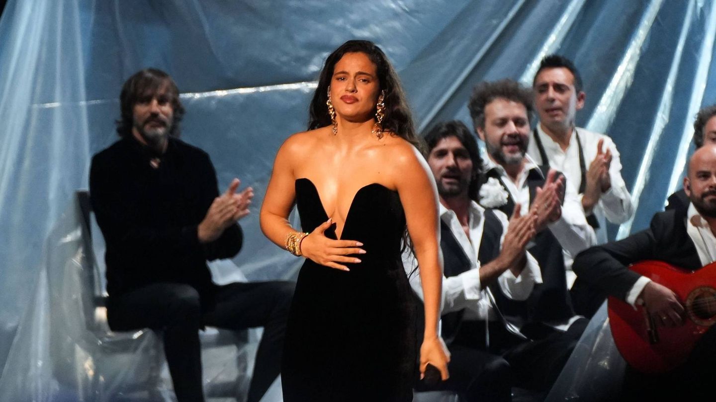 Rosalía durante su actuación en la apertura de los Latin Grammy. (Europa Press)