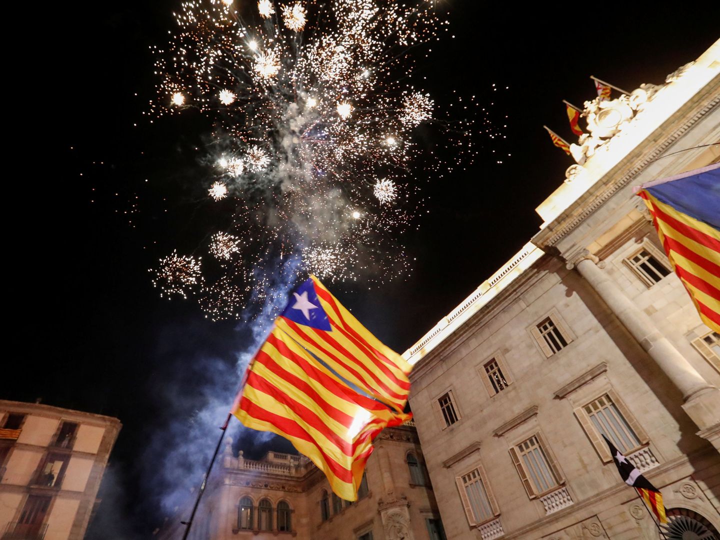 Fuegos artificiales, 'senyeres' y 'estelades' en la plaza de Sant Jaume tras la votación de la independencia. (Reuters)