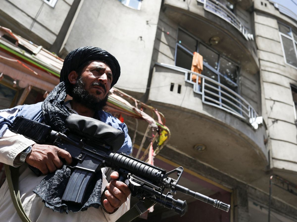 Foto: Un combatiente talibán, después de un ataque terrorista en Kabul el 18 de junio. (Reuters/Ali Khara)
