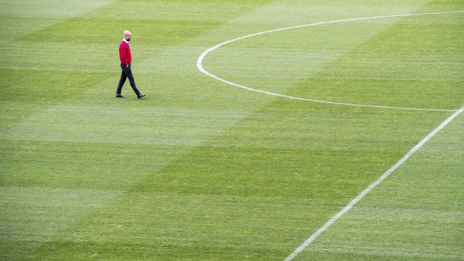 Foto: Pep Guardiola inspeccionó el estado del terreno de juego del Vicente Calderón (EFE)