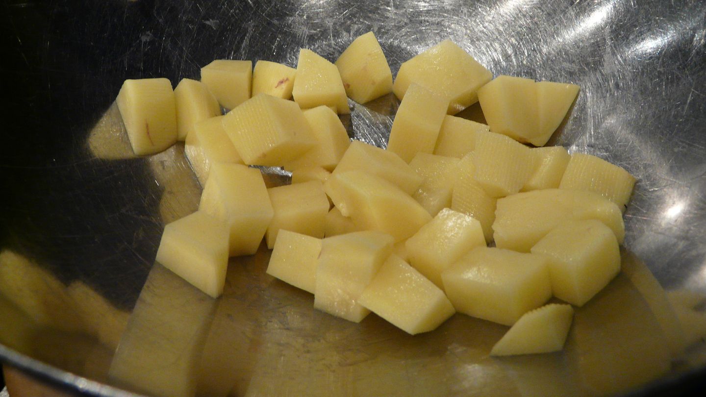 Las patatas, cortadas en cubos.