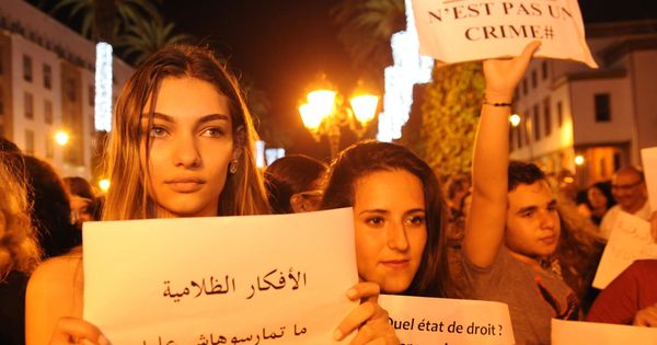 Foto: Ciudadanos marroquíes protestan en Rabat contra la homofobia. (EFE)  