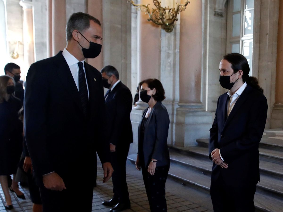 Foto: Felipe VI, junto a Pablo Iglesias, en el Palacio Real de Madrid. (EFE)