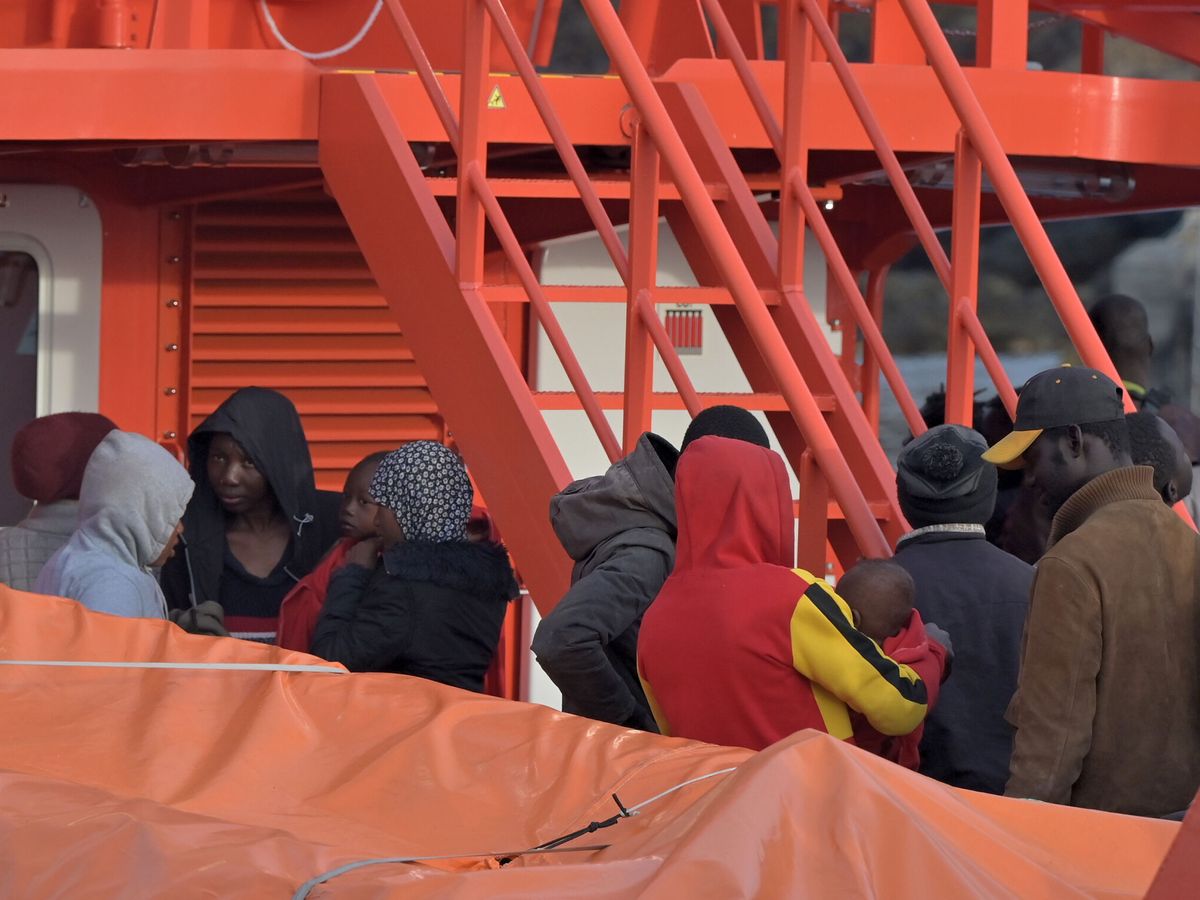 Foto: Una embarcación de Salvamento Marítimo con varios inmigrantes rescatados en el puerto de la Restinga de El Hierro. (Europa Press/Canarias)