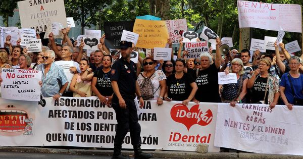 Foto: Cientos de personas venidos de diferentes puntos de España, afectados por la empresa de odontología iDental, se manifiestan en Madrid el pasado julio. (EFE)