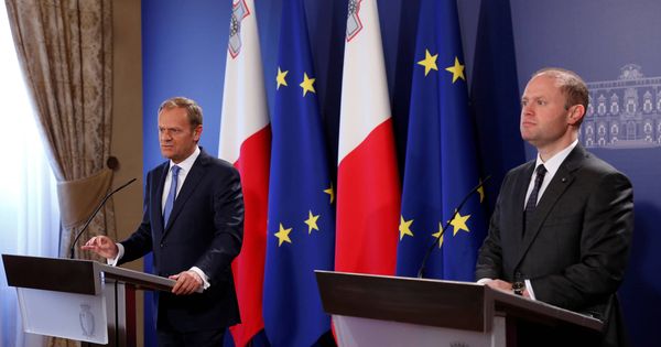 Foto: El presidente del Consejo Europeo, Donald Tusk, y el primer ministro de Malta, Joseph Muscat, en Valeta. (Reuters)