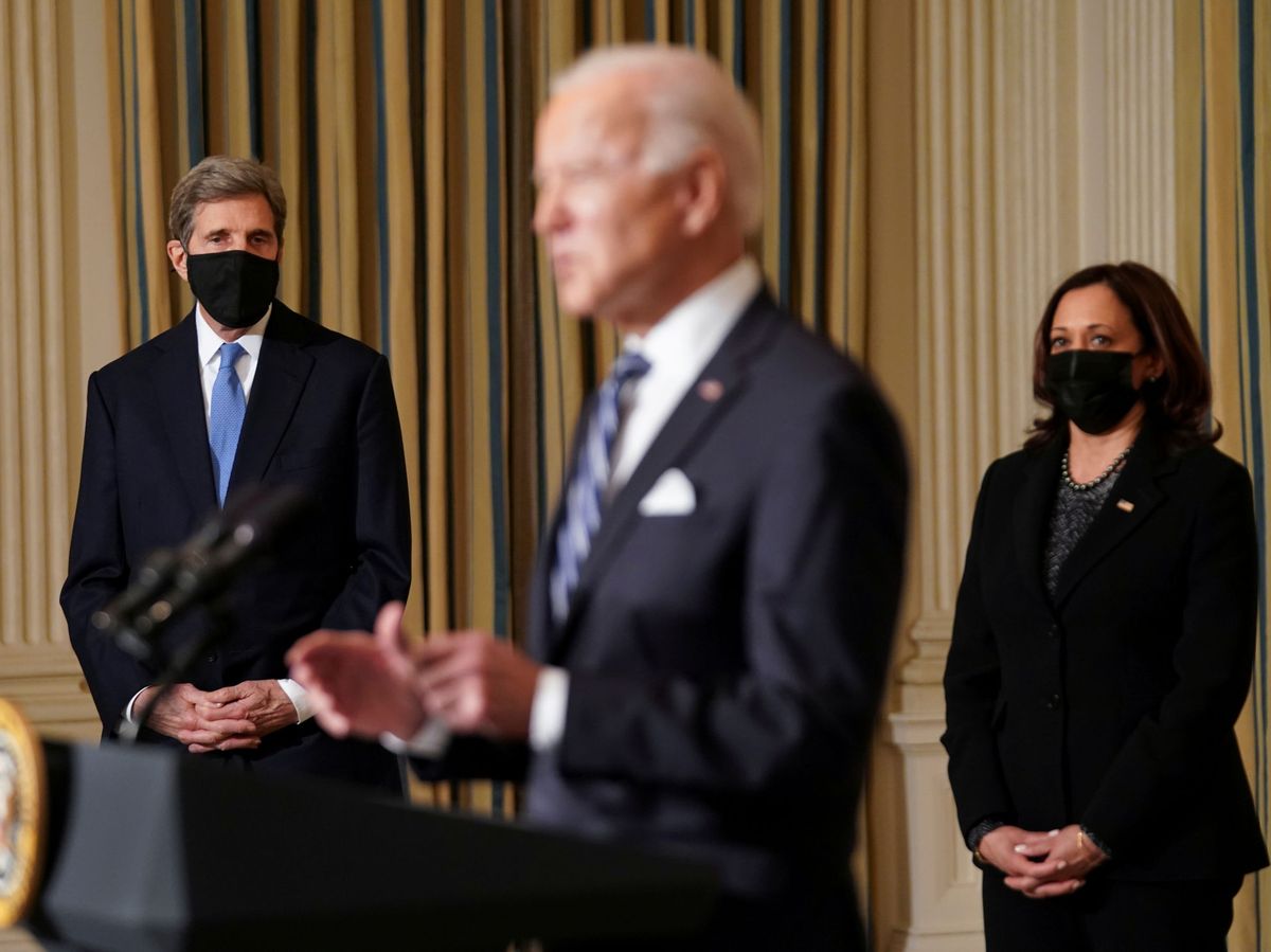 Foto: Biden, junto a la vicepresidenta Harris y el enviado especial del Clima, John Kerry. (EFE)