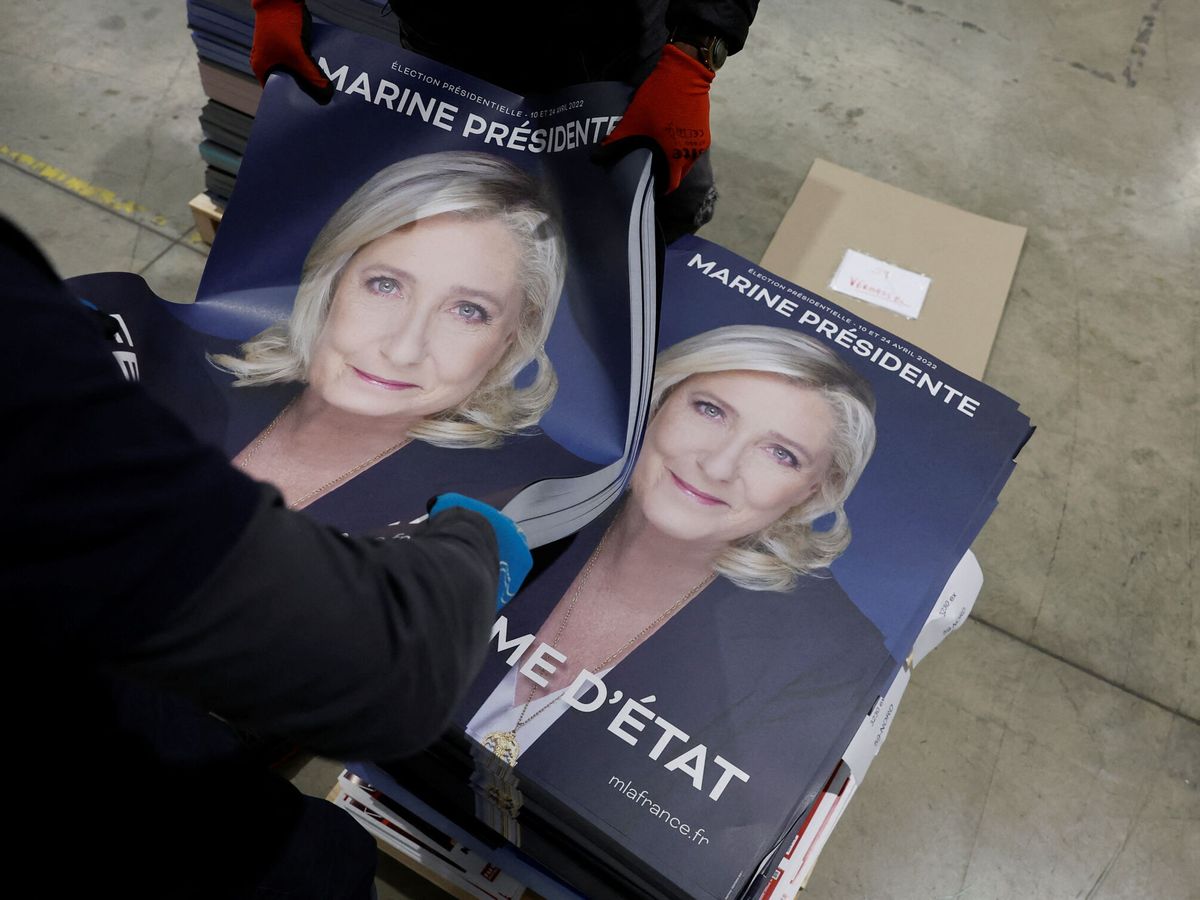 Foto: Carteles de la candidata francesa Marine Le Pen. (Reuters/Benoit Tessier)
