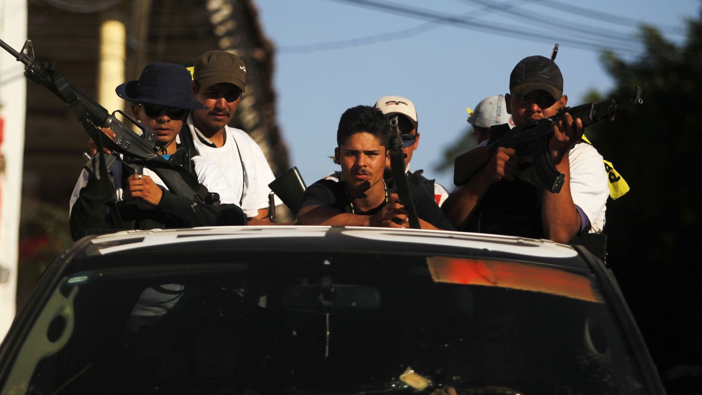 Miembros de una autodefensa patrullan Paracuaro tras tomar su control (Reuters).