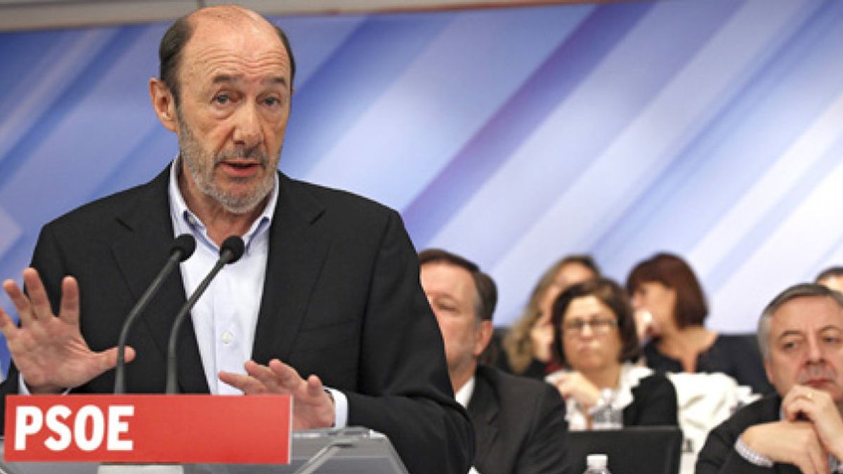 Rubalcaba toma el control del PSOE para taponar la aparición de otros candidatos