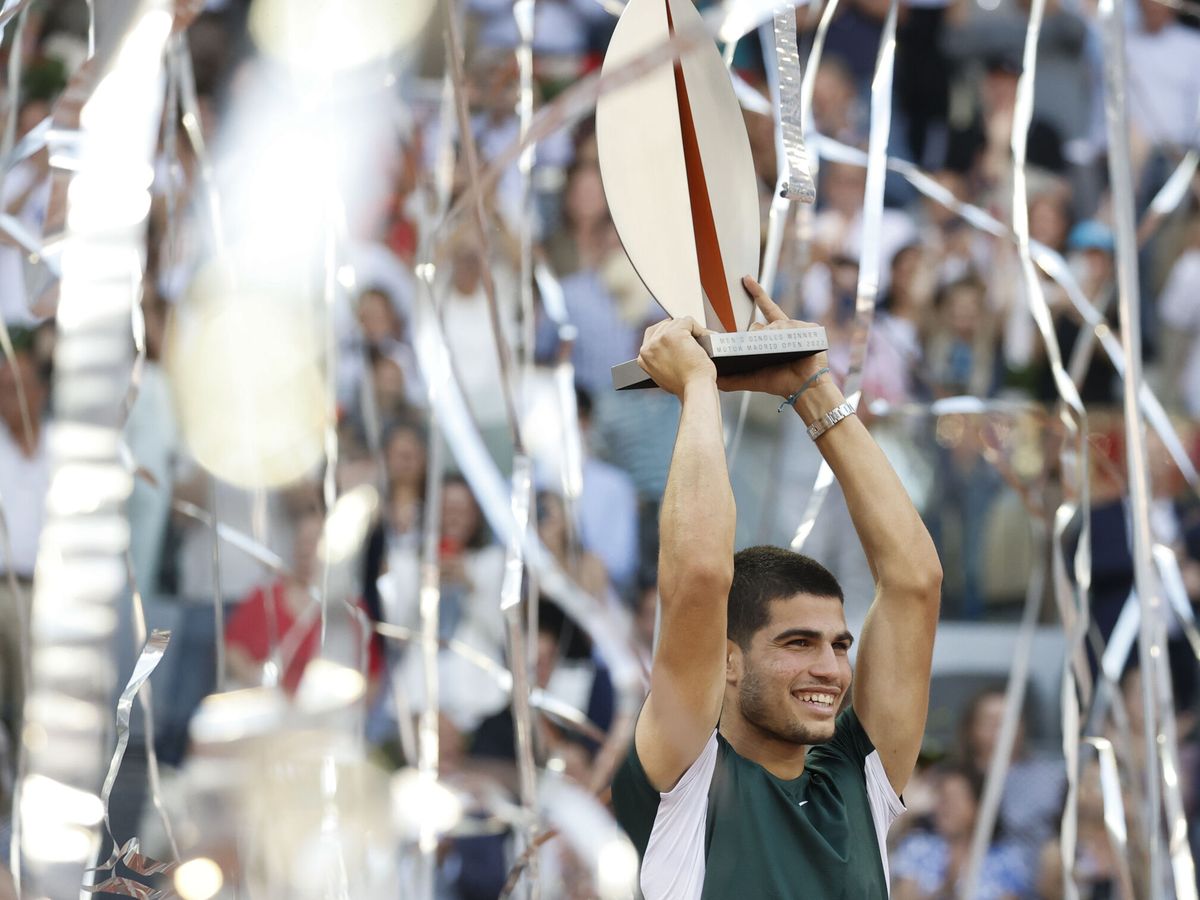 Foto: El tenista español Carlos Alcaraz alza el trofeo mientras celebra su victoria en la final de la Mutua Madrid Open. (EFE/Emilio Naranjo)