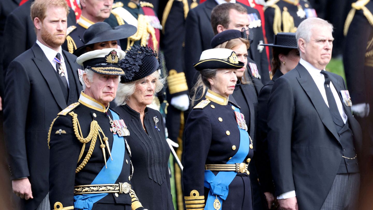 Los actuales reyes, junto al príncipe Andrés y otros miembros de la familia en los actos fúnebres por Isabel II. (Reuters/Pool/Trevor Adams)