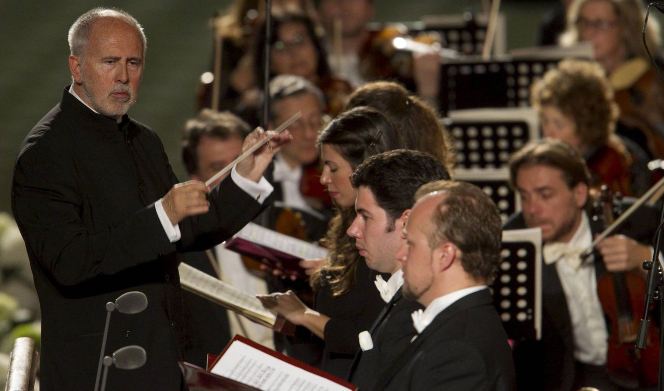 Jesús López Cobos dirigiendo su orquesta. (EFE)