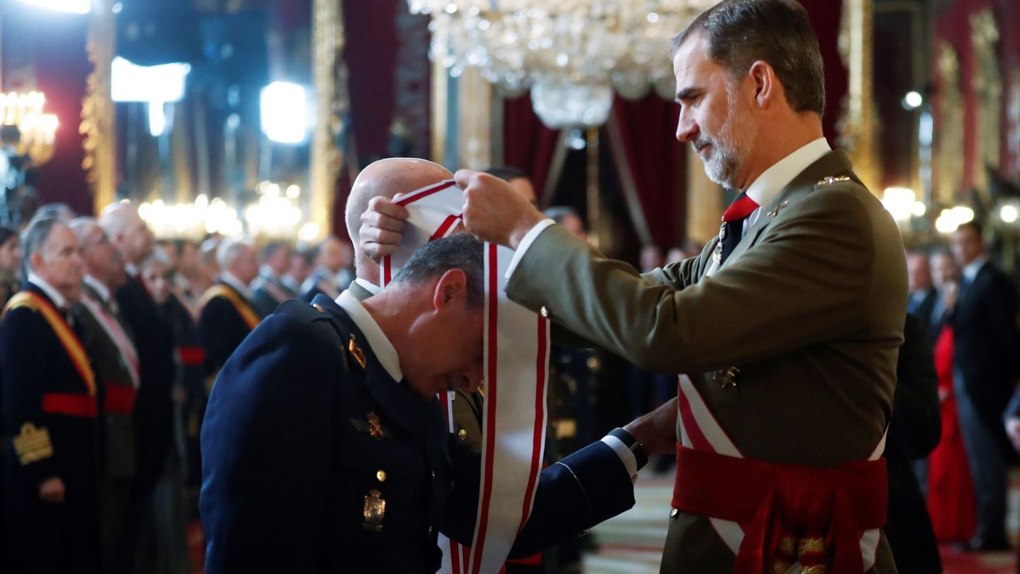 El rey Felipe VI, impone una condecoración durante el discurso que pronunció en 2018 en la Pascua Militar. (EFE)