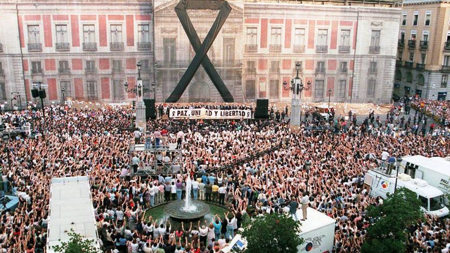 Imagen de la masiva manifestación en Madrid en repulsa del asesinato de Blanco. (Fundación Miguel Ángel Blanco)