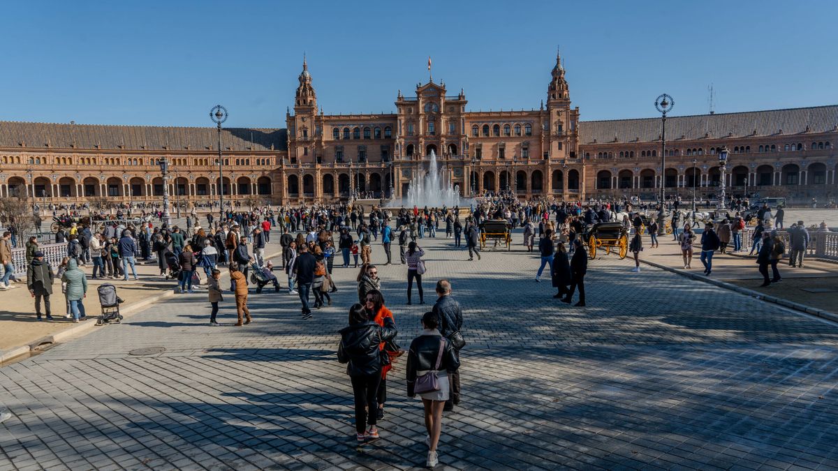 Alcalde vs. María Jesús Montero: el choque de trenes por cerrar (o no) la plaza de España de Sevilla