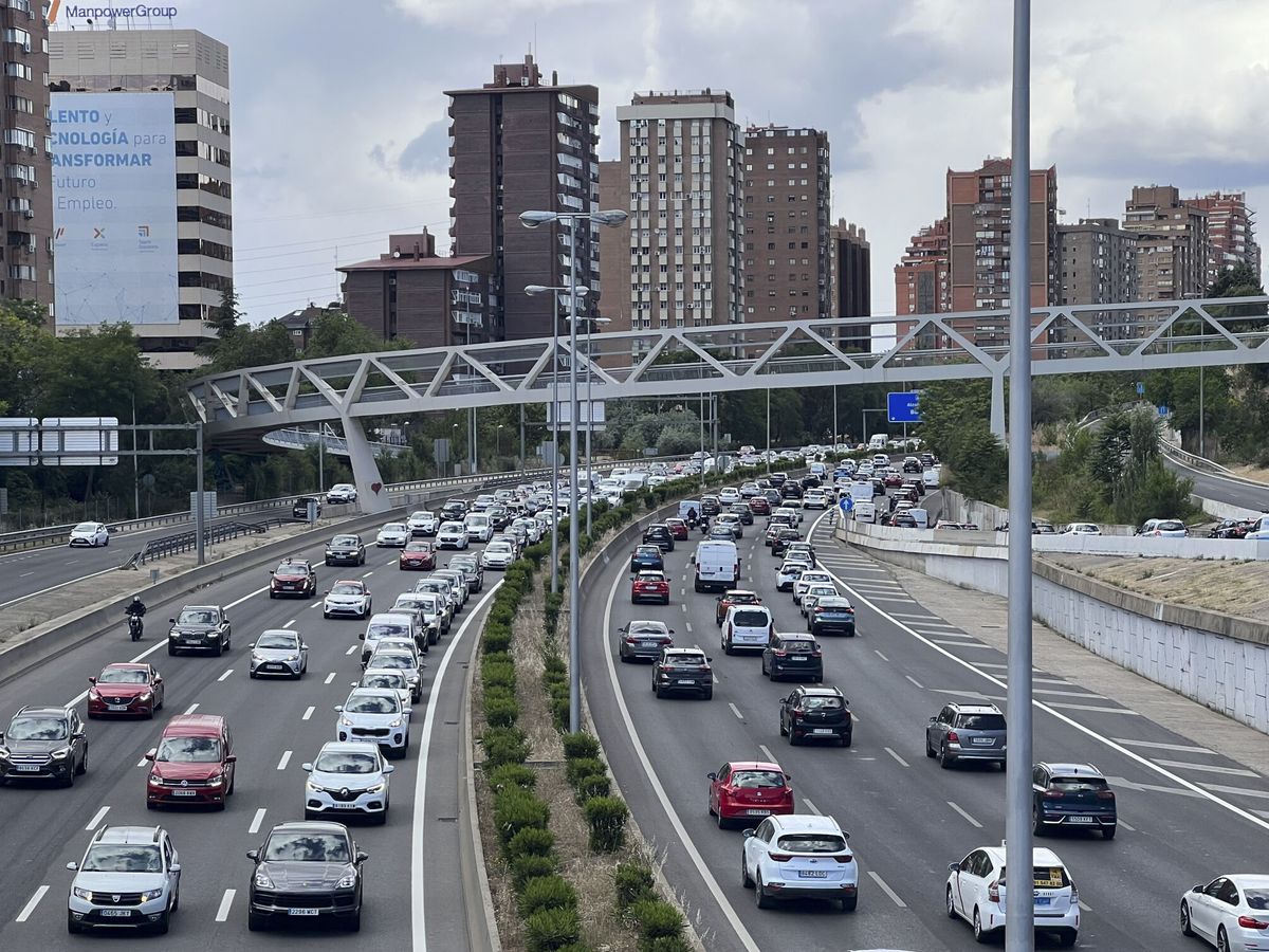 Foto: Imagen de archivo del tráfico intenso en las salidas de Madrid. (EFE/Annaïs Pascual) 
