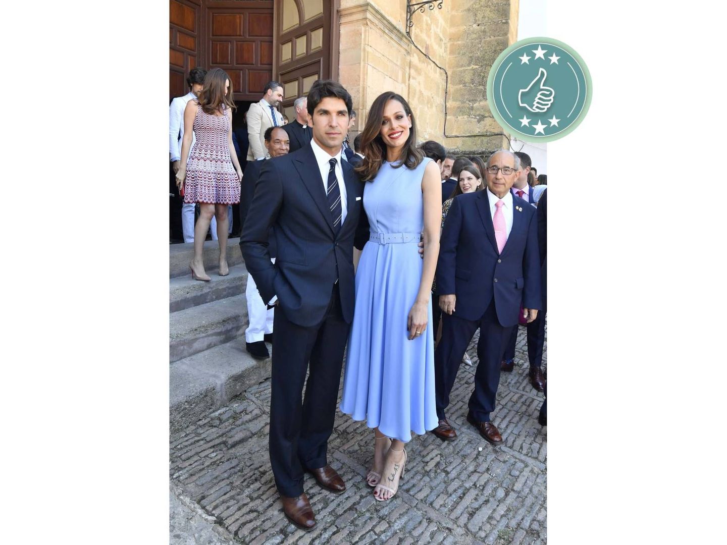 Eva González y Cayetano frente a la iglesia. (Cordon Press)