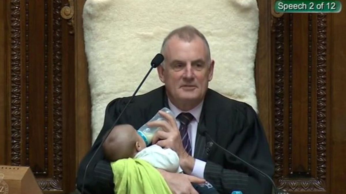 El presidente del Parlamento de Nueva Zelanda alimenta a un bebé en pleno debate