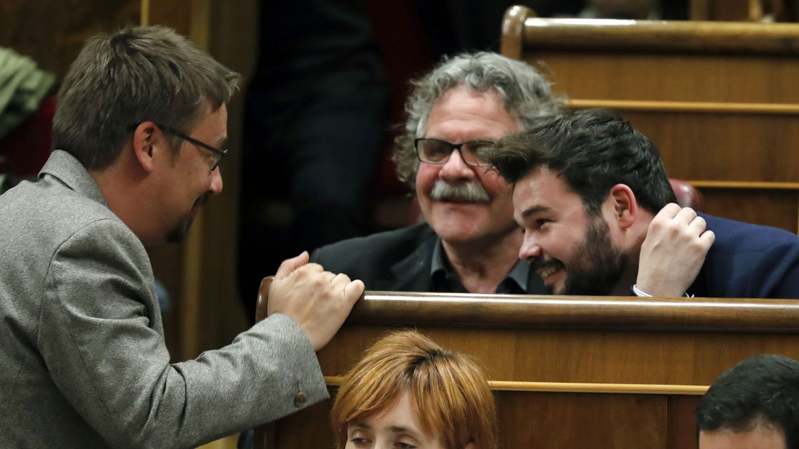 Foto: El portavoz de los 'comuns' en el Congreso, Xavier Doménech, conversa con el portavoz parlamentario de ERC, Joan Tardà, y el diputado Gabriel Rufián. (EFE)