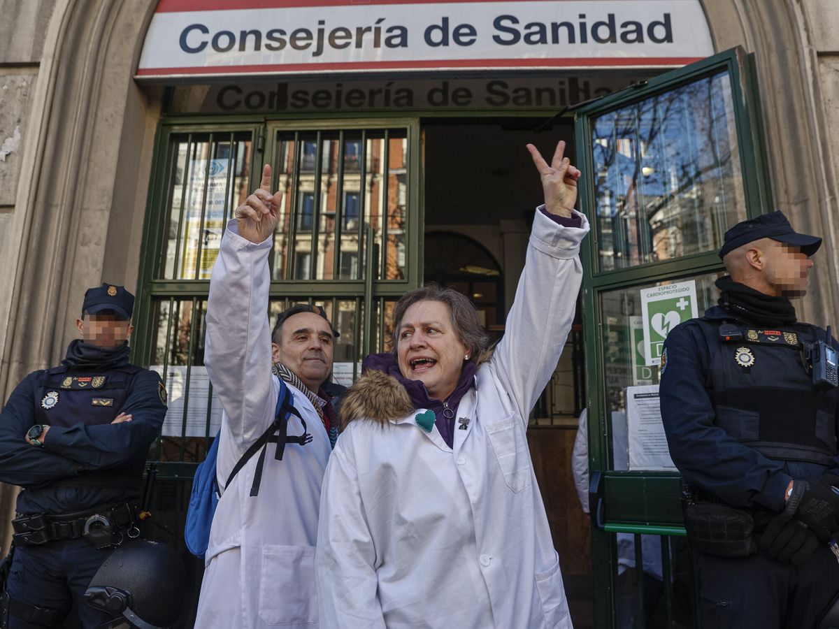 Foto: Marcha de médicos frente a la consejería, este miércoles. (EFE/Daniel González)