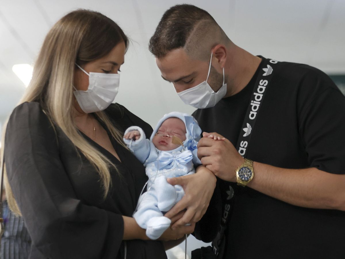 Foto: Nace en el Clínic el primer bebé de una mujer trasplantada de útero en España. (EFE/Toni Albir)
