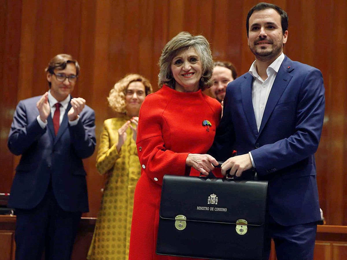 Foto: La ministra saliente de Sanidad y Consumo, María Luisa Carcedo, entrega la cartera al nuevo titular de Consumo, Alberto Garzón. (EFE)