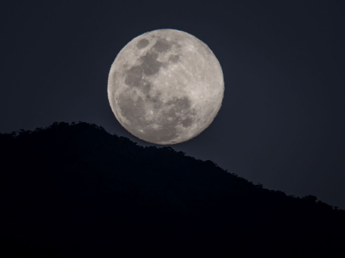 Foto: La luna llena de marzo estará acompañada de un eclipse penumbral (EFE/Miguel Gutiérrez)