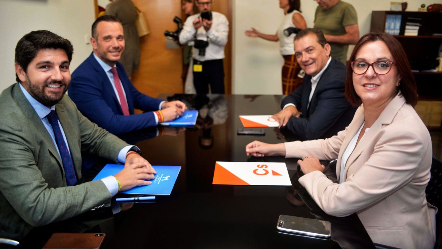 Los equipos negociadores de Murcia durante las reuniones de hace días. (EFE)