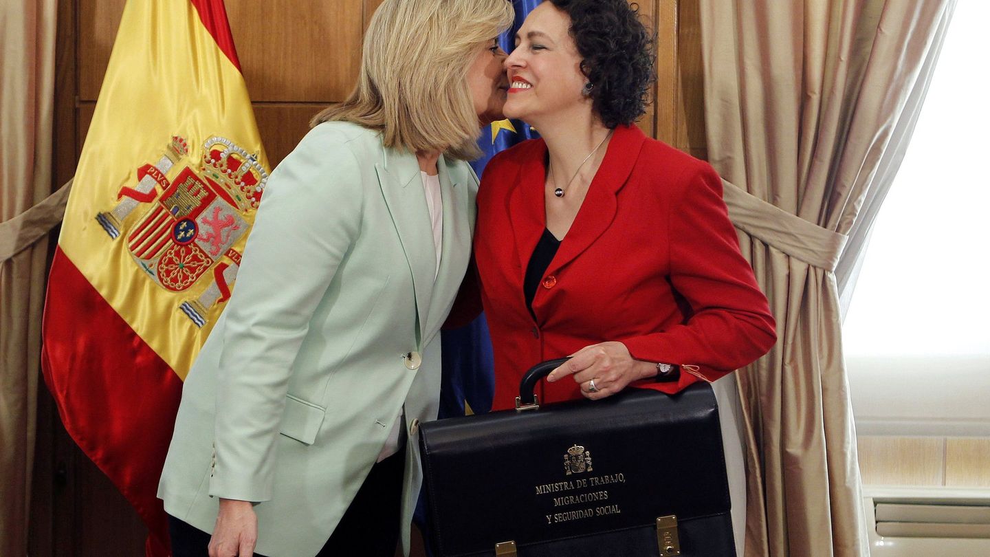 La exministra Fátima Báñez traspasa la cartera de Empleo a Magdalena Valerio.  (EFE)