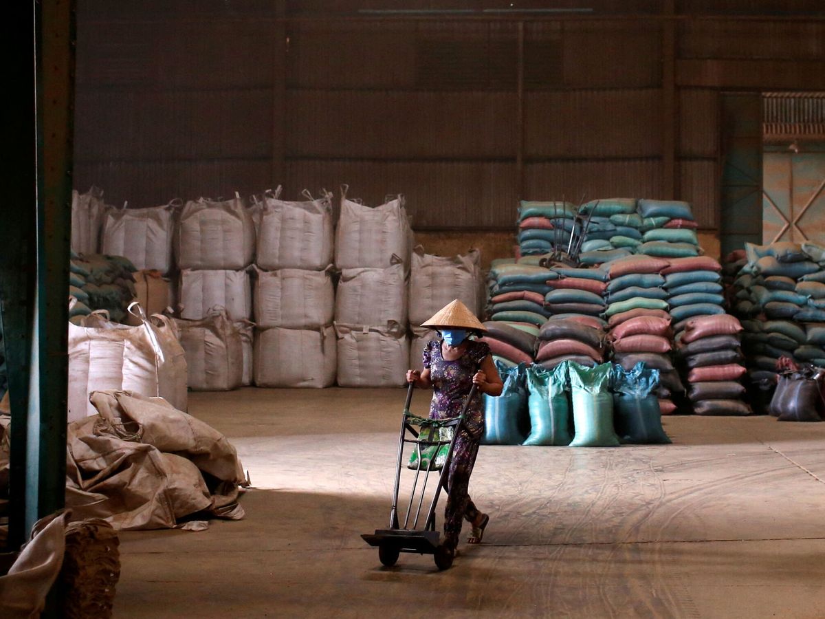 Foto: Trabajador en un almacén de una compañía cafetera en Vietnam (EFE)