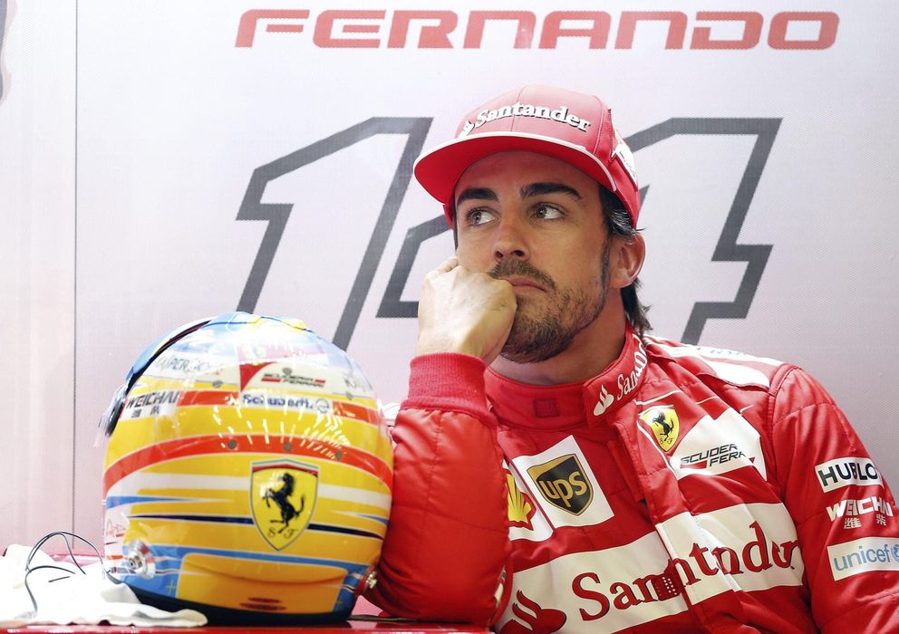 Foto: Fernando Alonso descansa en su garaje durante un gran premio (Efe).